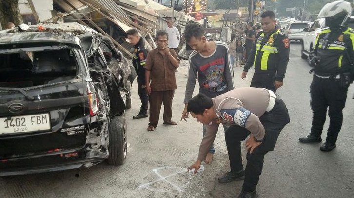 Kronologi Truk Boks Rem Blong Tabrak Mobil, Bengkel hingga Warung Sate di Tanjakan Selarong Puncak