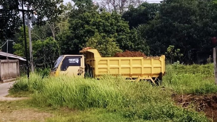 Galian Tanah Merah di Ciseeng Dikeluhkan Warga, Jalan Desa Kotor dan Licin