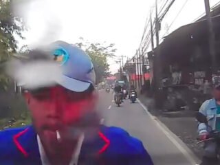 Bawa Motor Tanpa Helm Sambil Merokok, Pelajar Terekam Dashcam Tabrak Mobil di Sukaraja Bogor
