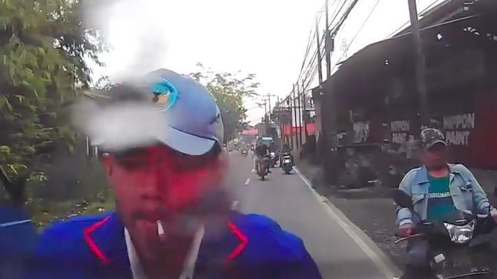 Bawa Motor Tanpa Helm Sambil Merokok, Pelajar Terekam Dashcam Tabrak Mobil di Sukaraja Bogor