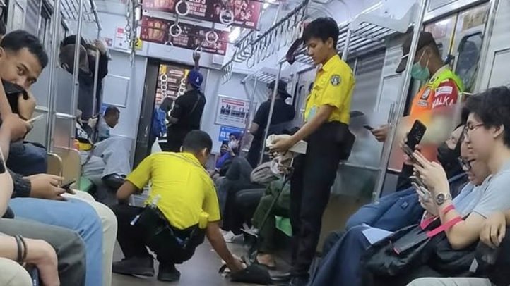 Viral! Pria Diduga Buang Air Besar di Gerbong KRL Bogor-Jakarta, Petugas Sampai Turun Tangan