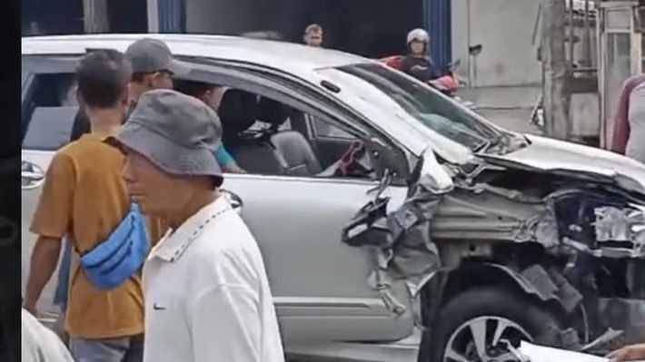 Kecelakaan Mobil vs Truk Tangki Air Terjadi di Sindang Barang Bogor, Lalu Lintas Sempat Macet