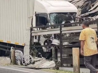 Truk Boks Tabrak Minibus hingga Bengkel Velg di Tanjakan Selarong Puncak Bogor, Dua Orang Luka