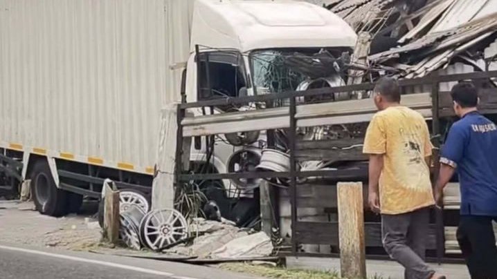 Truk Boks Tabrak Minibus hingga Bengkel Velg di Tanjakan Selarong Puncak Bogor, Dua Orang Luka