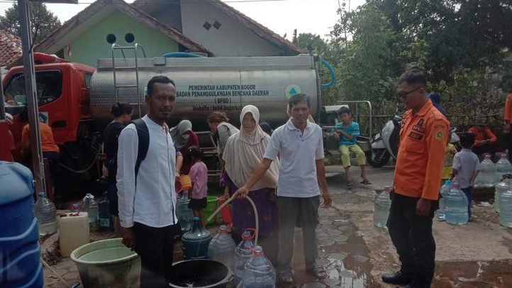 Sumur Dangkal Mengering, Warga Bojong Indah Parung Akhirnya Mendapat Bantuan Air Bersih