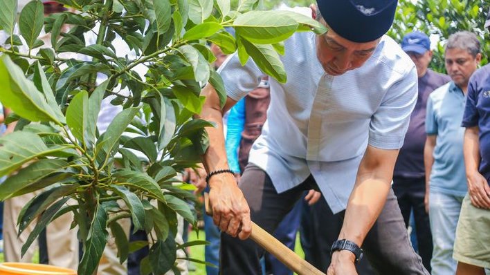 Gerakan Wakaf Pohon Alpukat FMP Sasar Masjid Al Kautsar Kota Bogor