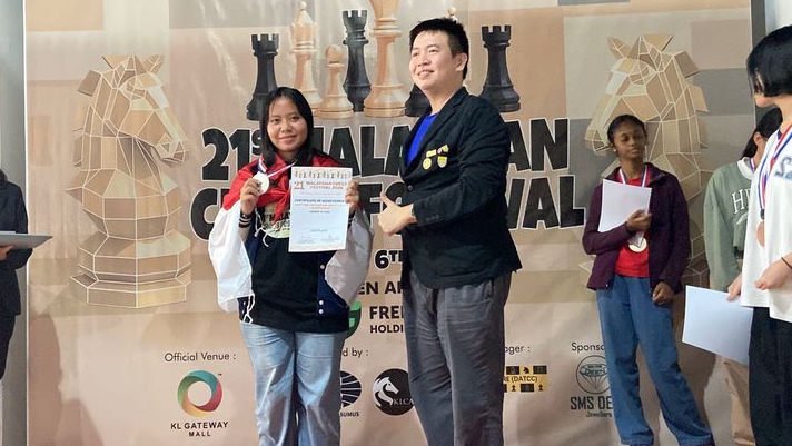 Membanggakan! Arini Angelina Lovly, Siswi SMAN 8 Bogor Sukses Sabet Medali Perak di Turnamen Catur Malaysia