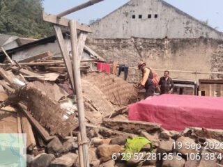 Detik-detik Rumah Warga Rumpin Bogor Ambruk Diterjang Hujan dan Angin Kencang, Penghuni Terpaksa Mengungsi