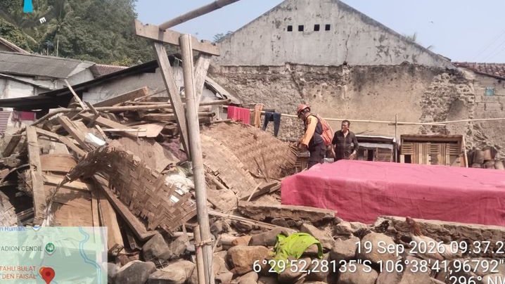 Detik-detik Rumah Warga Rumpin Bogor Ambruk Diterjang Hujan dan Angin Kencang, Penghuni Terpaksa Mengungsi
