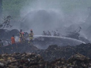 Bara Api Masih Tersembunyi di Tumpukan Sampah TPAS Galuga, Pemadaman dan Pendinginan Terus Dikebut