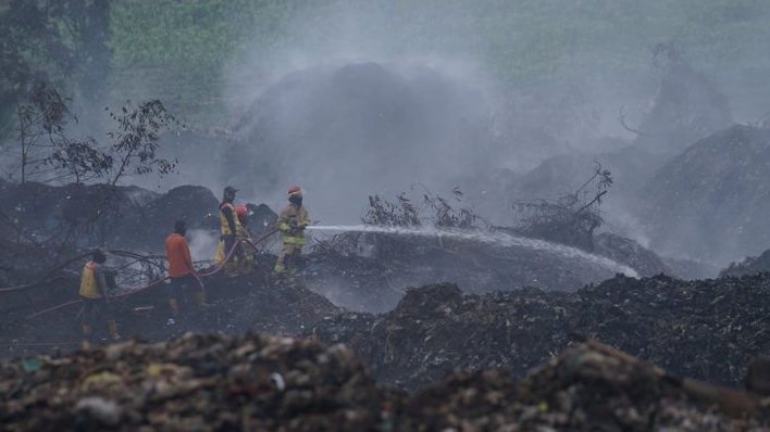 Bara Api Masih Tersembunyi di Tumpukan Sampah TPAS Galuga, Pemadaman dan Pendinginan Terus Dikebut