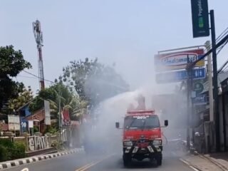 Antisipasi Debu Anak Krakatau, Damkar Kabupaten Bogor Semprot Jalan di 11 Wilayah