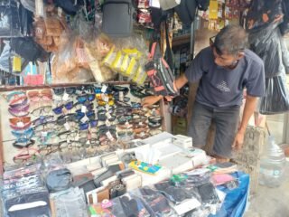 Tak Hanya Masker, Kacamata Pun Tak Luput Diserbu Warga Bogor, Abu Vulkanik Bikin Pedagang Kebanjiran Pembeli