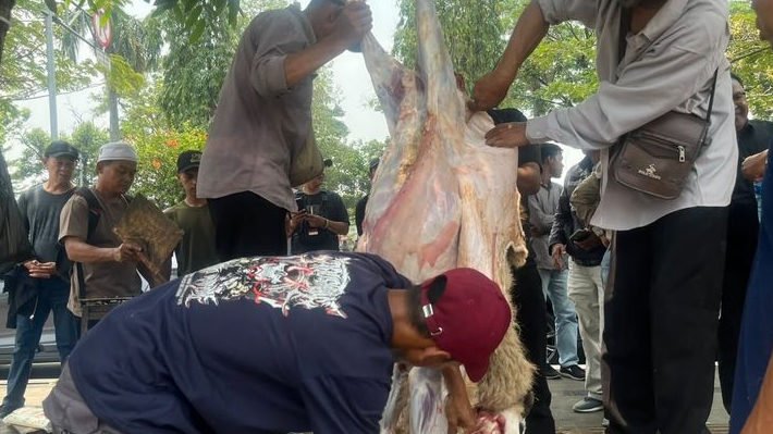 Usai KPK Tangkap Kepala Kantah Bogor, Petani Gelar Syukuran Potong Kambing di Depan Kantah 1
