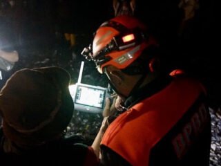 Drone thermal Mata Garuda bantu pemadaman kebakaran TPAS Galuga Bogor hari ke-8