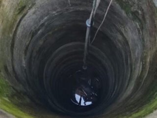 Wanita Tercebur Sumur Sedalam 12 Meter di Sukaraja Bogor, Damkar Berhasil Lakukan Evakuasi