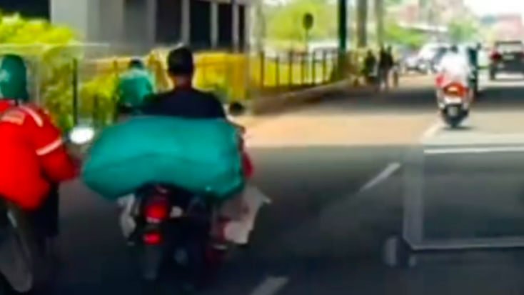 Viral Driver Ojol Tertabrak Mobil di Pintu Tol Jagorawi Citeureup, Rekaman Dashcam Ungkap Awal Mula Kejadian