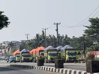 Parkir Liar Truk Tronton Makan Badan Jalan di Salabenda