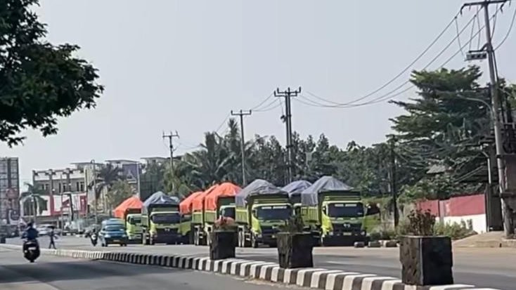 Parkir Liar Truk Tronton Makan Badan Jalan di Salabenda