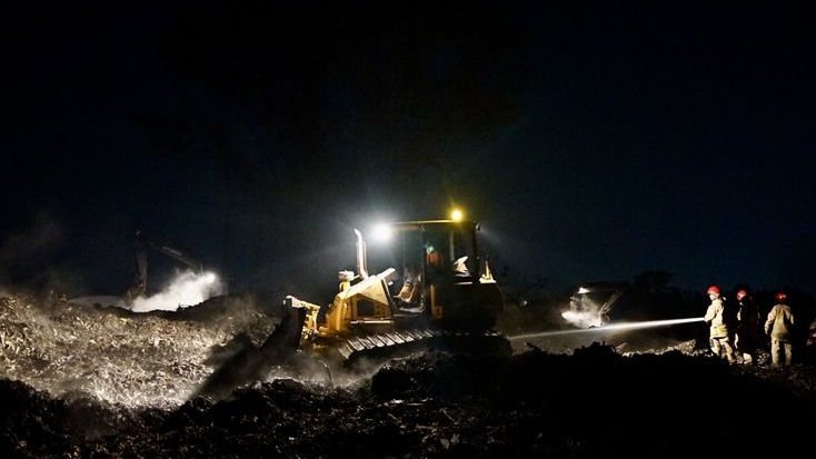 Bukan Cuma Kemarau, Tumpukan Sampah 20 Meter Bikin Api Kebakaran TPAS Galuga Sulit Ditaklukkan