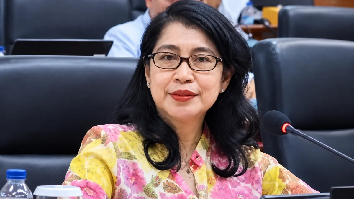 Louice Cristiana Mangontan saat memberikan penjelasan dalam RDP DPRD Tana Toraja terkait kasus dugaan keracunan MBG.