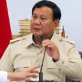 Seskab Teddy menggeser mikrofon Presiden Prabowo Subianto saat membahas karhutla di sekitar IKN