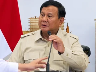 Seskab Teddy menggeser mikrofon Presiden Prabowo Subianto saat membahas karhutla di sekitar IKN