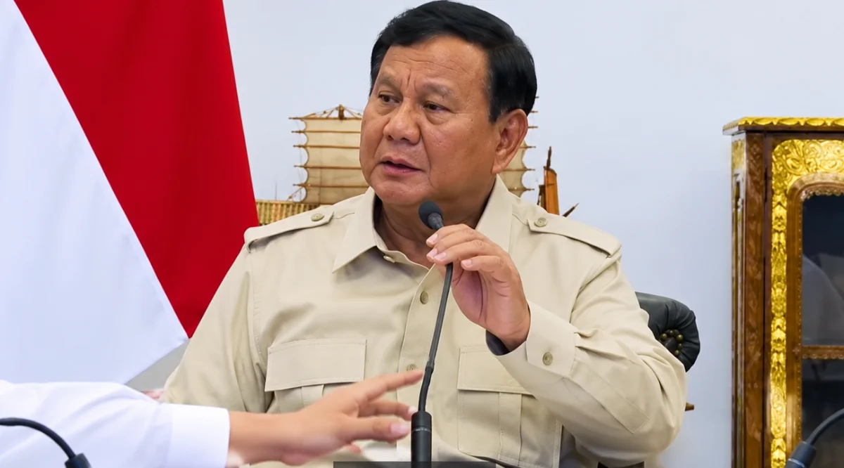 Seskab Teddy menggeser mikrofon Presiden Prabowo Subianto saat membahas karhutla di sekitar IKN