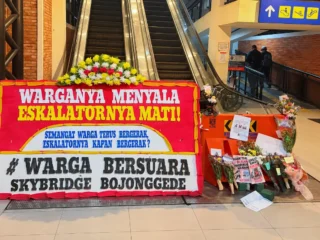 Eskalator Skybridge Stasiun Bojonggede rusak, warga protes dengan karangan bunga 26 Oktober 2026