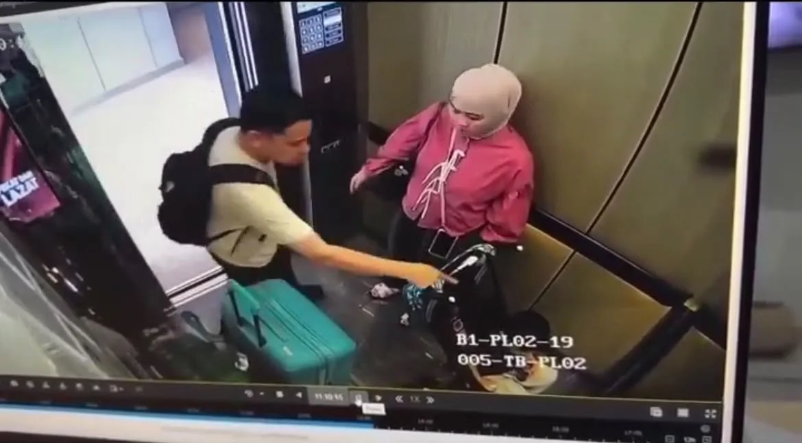 Rekaman CCTV dugaan kekerasan terhadap anak di dalam lift yang ramai dibahas di media sosial.