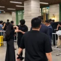 Antrean calon pembeli dalam penjualan perdana iPhone 18 Pro Series di Park Hyatt Jakarta pada 16 Oktober 2026