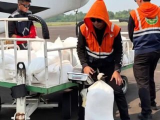 BNPB Semai 2,4 Ton Dry Ice untuk Atasi Kabut Asap Karhutla Sumsel, Jarak Pandang di Bandara Meningkat