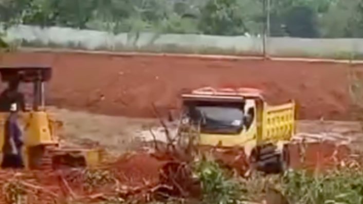 Waduh! Baru 2 Hari Dihentikan di Leuwihalang, Warga Kembali Lapor Galian Tanah Merah di Bojong Keong Rumpin
