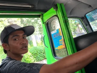 Pengamen yang disebut meminta uang secara memaksa di angkot arah Stasiun Bogor