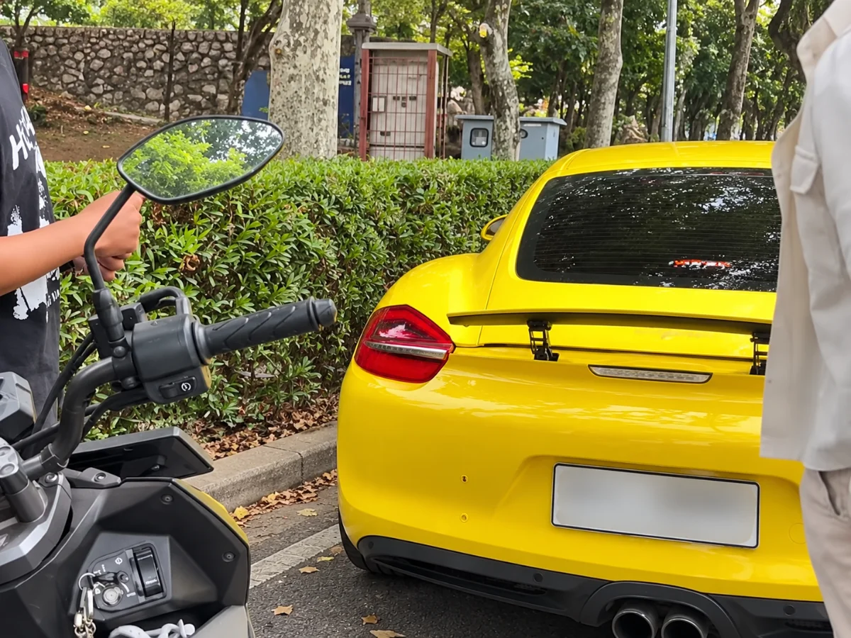 Mobil Porsche kuning yang terlibat insiden tabrakan dengan pengendara motor di Gading Serpong