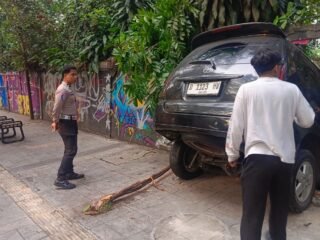 Ban Pecah, Minibus Tabrak Tembok Kebun Binatang Bandung