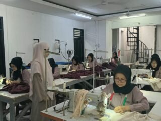UMKM Fesyen Muslim Azane dari Bogor Dongkrak Penjualan hingga Tiga Kali Lipat Lewat Shopee