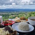 Warung Bukit Stroberi, Tempat Nongkrong di Bogor dengan Pemandangan Alam yang Memanjakan Mata
