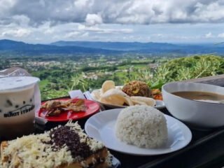 Warung Bukit Stroberi di Pamijahan Bogor buka tiap hari, menu Rp10 ribu-Rp50 ribu