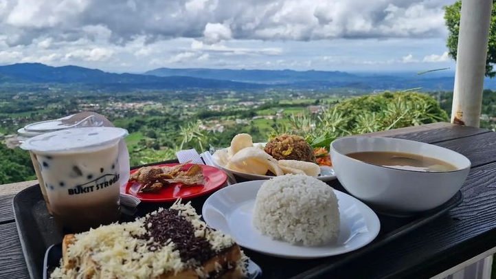 Warung Bukit Stroberi, Tempat Nongkrong di Bogor dengan Pemandangan Alam yang Memanjakan Mata