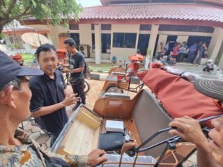 Puluhan Tahun Mengayuh Becak, Solihin Kini Rasakan Nyamannya Becak Listrik