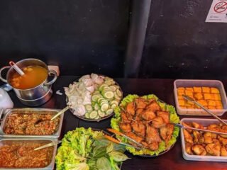 Bebeke Om Aris Dramaga, Tempat Makan Bebek Goreng dengan Aneka Sambal