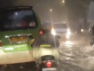Hujan Deras Picu Genangan di Jalan Dr Sumeru Bogor, Sejumlah Motor Tak Bisa Melintas