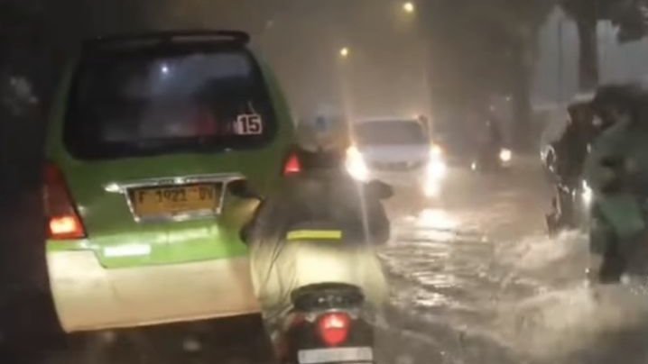 Hujan Deras Picu Genangan di Jalan Dr Sumeru Bogor, Sejumlah Motor Tak Bisa Melintas