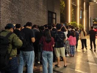 Peserta mengantre dalam acara iBox Pick & Win pengambilan iPhone 18 Pro Series di Park Hyatt Jakarta, dengan hadiah MacBook Neo